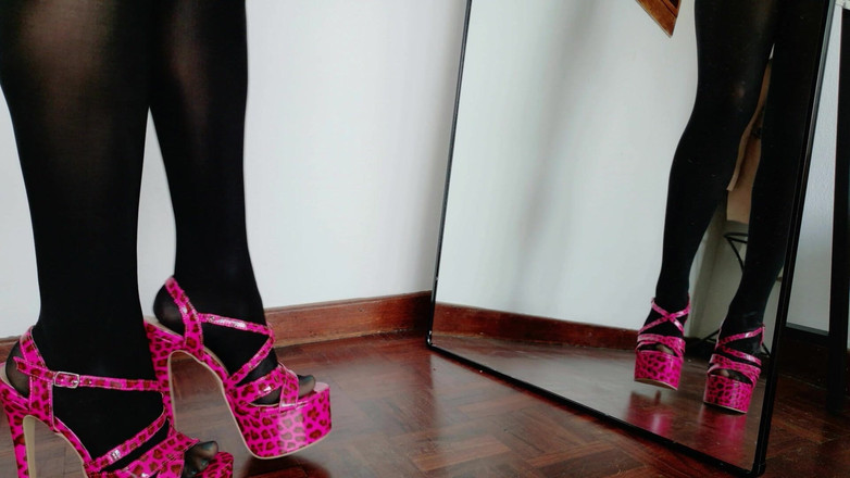 Kinky Lyrical: Jakie obcasy wyglądają najlepiej? nylon