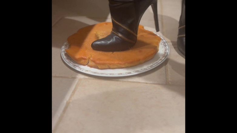 French femdom: Francouzský perverzní vařím speciální koláč se speciálními přísadami a nakrmím...