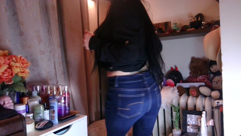 Raven Willow: My Ass Looks Good in Jeans
