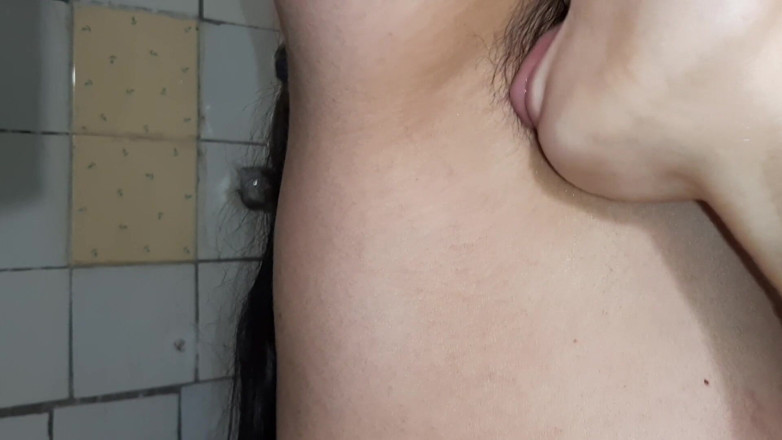 Lesbian-illusion: 그녀의 입에 오줌을 싸고 내 보지, 젖꼭지와 겨드랑이를 핥아 - 레즈 환상