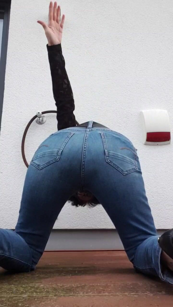 JulieEroticDress: Spuit in een spijkerbroek