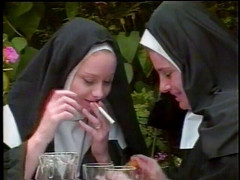 Fetish Media: Randy nonnen essen im freien
