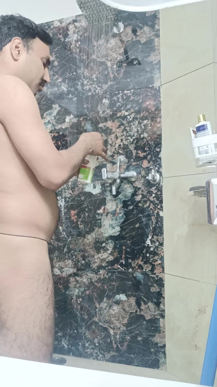 Rajasthani-old-lover:  Người đàn ông Ấn Độ đang tắm