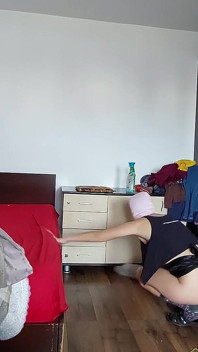 业余熟女在空房子里清洁。黑发毛茸茸的阴户，大奶子。