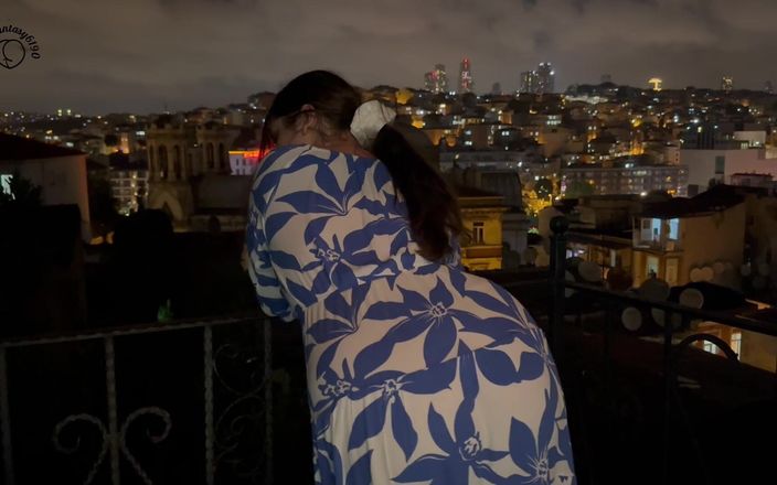 Your fantasy studio: Scoreggia sul balcone con vista sulla città