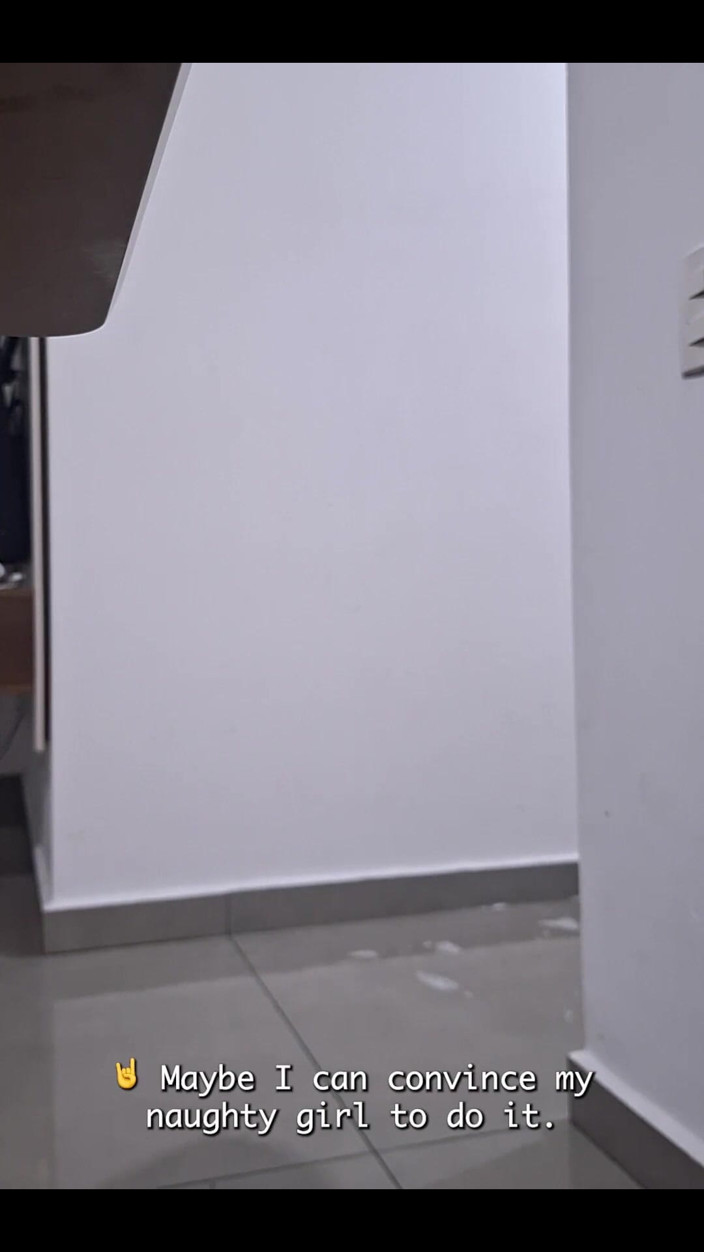 Bruna Silva Hotwife: Man filmt vrouw die de vloer schoonmaakt - En sub