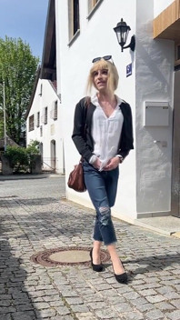 Gorące spostrzeżenia z powodu dżinsów zapinanych na zamek! Tranny Girl spuszcza się na ławkę w publicznym parku!