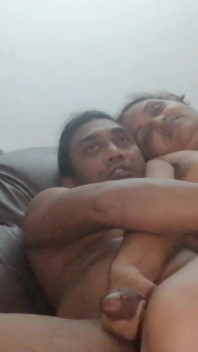 मेरी सौतेली मम्मी मेरी गांड मुझ पर हिलाती है और मैंने उसे चोदा