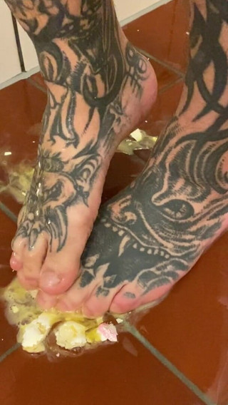 VikingsFeet: Feet Vs. Raw Egg