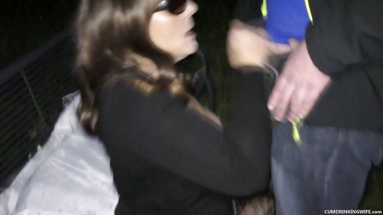 Cumdrinking Wife: Vielen fremden in einem park dienen