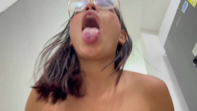 Saraymike: Kakak Tiri Pantat Besar Saya Suka Menggosok Lidahnya Yang Seksi...