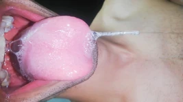 Język, ślina, język, niechlujstwo, ssanie, plucie fetyszem, długi język i ślinienie zbliżenie, masturbacja i blizny w brzuchu