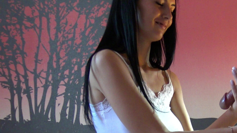 Ignoring Handjobs: Cô bé tóc nâu nóng bỏng trêu chọc con cu