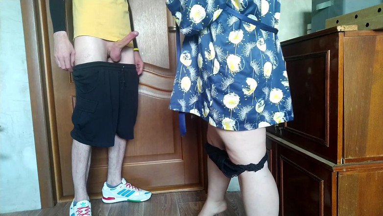 OurFetishLife: 成熟的熟女让处女快递员射精
