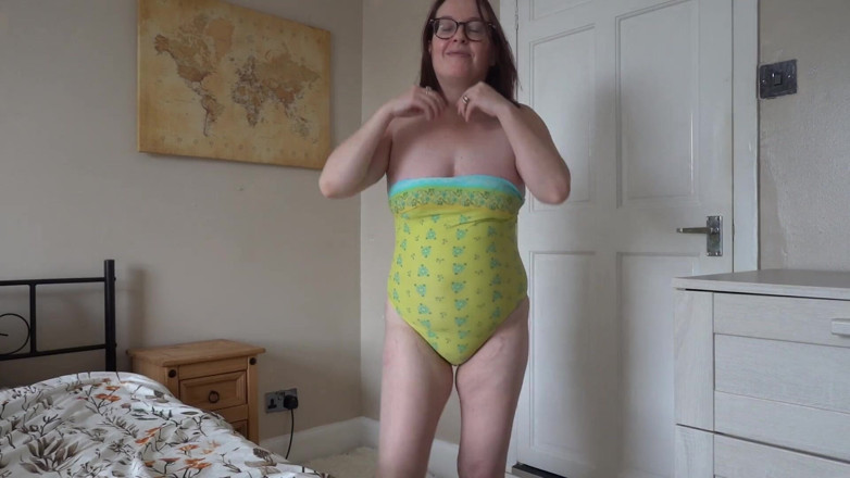 Littlevixen: Nosí sexy žluté plavky striptýz a masturbace
