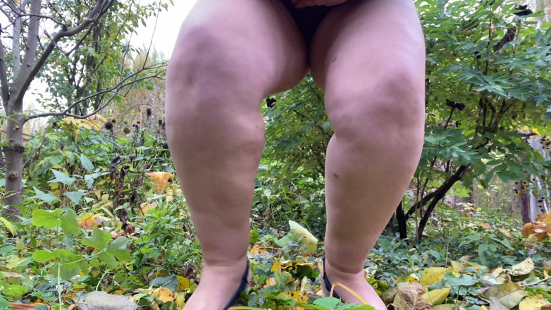 Elena: Une MILF pulpeuse pisse dans la nature à travers une culotte...