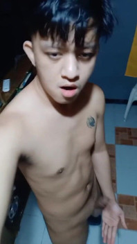 Hãy để tôi đưa nó cho bạn stepdaddy! Pinoy twink thủ dâm và xuất tinh trực tiếp