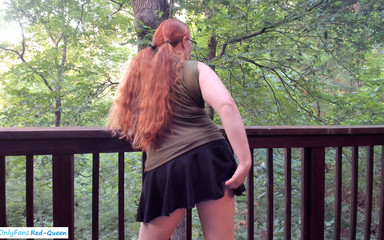 Red Queen: Domuz kuyruklu kızıl saçlı ormanda yürüyüşte kendisiyle oynamak için duruyor