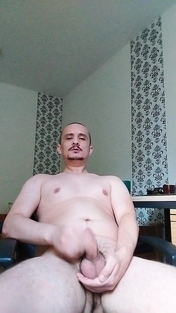Denis Hai: Młody mężczyzna szarpie grubego kutasa z dużymi jajami i spuszcza...