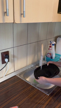 Rửa tóc với chất lỏng máy rửa bát trong bồn rửa nhà bếp