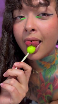 Fată cu limba divizată se pârțâie pe Lollipop și o mănâncă