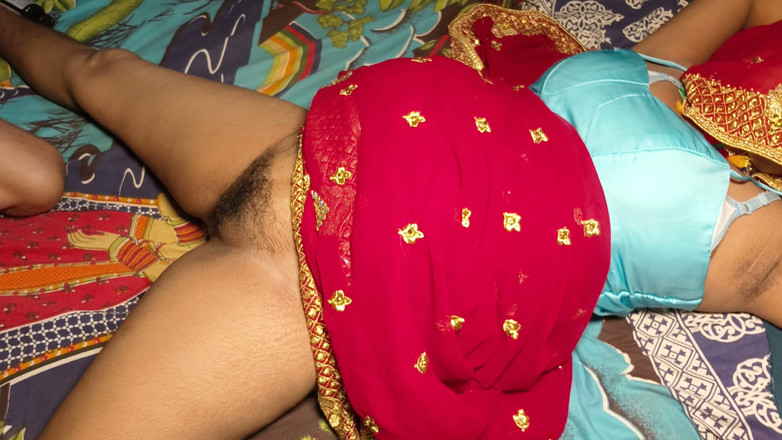 Desi step mom: Adik tiri desi berkongkek keras dalam saree merah dengan cepat...