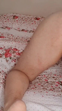 Meine frau testet mein hungriges arschloch mit einem schwarzen buttplug. Sie fickt mich, während sie einen harten handjob gibt