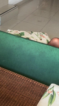 Sexo na varanda com meu vizinho e sua esposa nos descobre com seu pau na minha boca