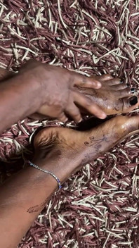Section de massage des pieds avec une bombasse noire sexy
