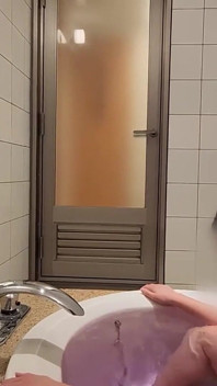 Des courbes pointues volent l’attention. Une beauté préférée de sa classe cache des années de frustration tacites.1