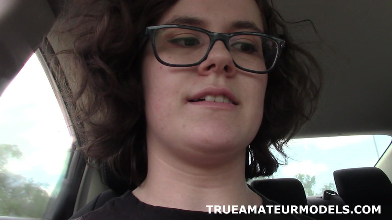 True Amateur Models: Dívka s brýlemi sebrala a tvrdě šukala