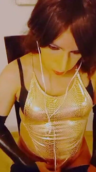 Sissy Shemale dotyka się podczas oglądania porno