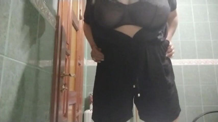 Sunny Loveli: Public toilet BBW play