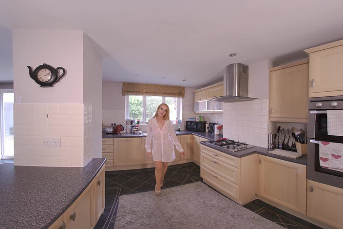 ZexyVR: Lizzie - Naughty Housewife