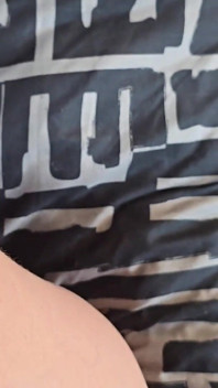 Masturbasi bareng-bareng dan crot di dalam memek istriku sambil fingering memeknya sendirian