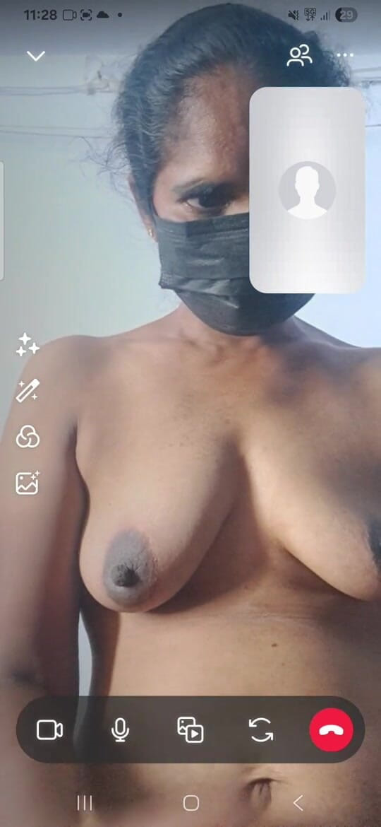 Jayaselvi: Tamil dorpstante sexy videogespreksdienst in telegram