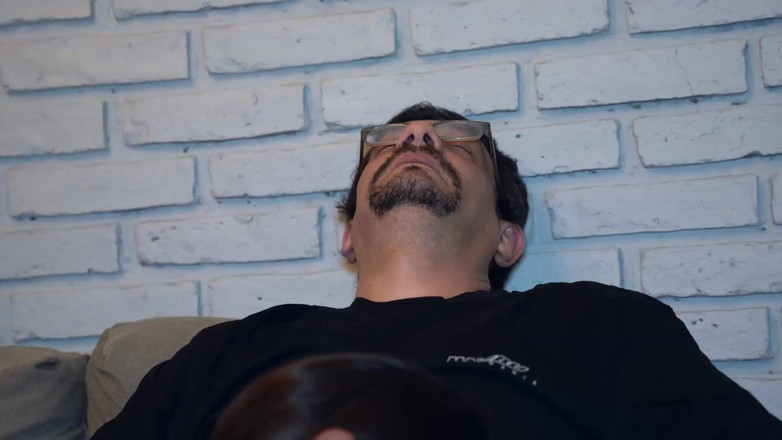 Fefo23x6: Schockeffekt (eine Brünette in Not)