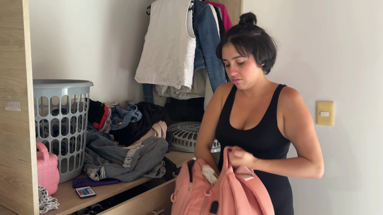 ManuelaAlvarez: Seksi kıçlı arkadaşımı evinden kovuyorlar, sert sikilmesi şartıyla onu kendi evime...