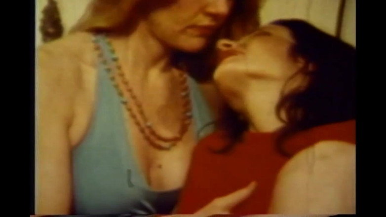 Vintage megastore: 若いビンテージ痴女と毛深い猫の熟女が口の中で犯され、射精(フルムービー)