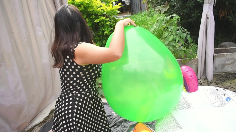 Bunny Looner: Menunggang Di Luar Untuk Pop On Inflatable Unicorn - Bunny Looner