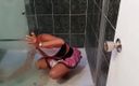 Swingers amateur: Jag ser min styvmamma onanera medan jag rengör duschen. Jag...