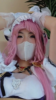 Çıplak ayaklı kız arkadaş cosplay, bacak tutumu açık