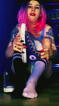 Lady Angela Old Dipergunakan Smelly Stinky Converse Sneakers – Fetish Stnee Socks
