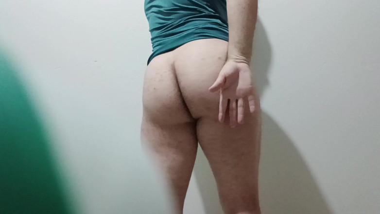 amateurbrazilian: Seksi Femboy İnternette Büyük Poposu Göstererek Düştü