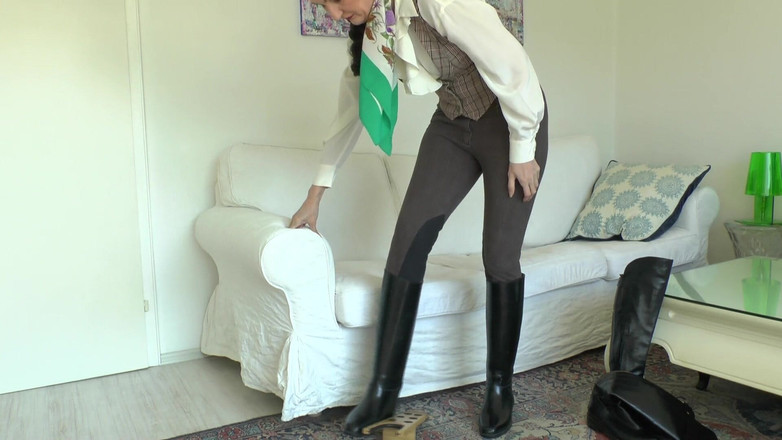 Lady Victoria Valente: Boot Fitting for a Riding Outfit, Lady Victoria Valente