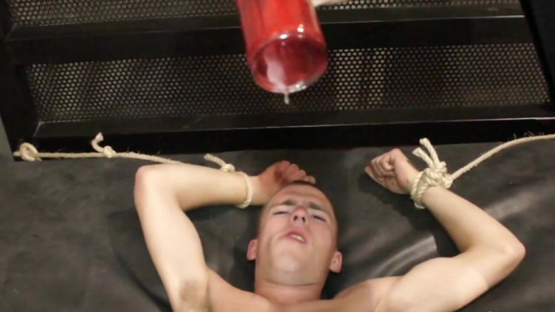 The fuckers raw studio: Bukkake amateur avec des jumelles gays suce tous ses amis