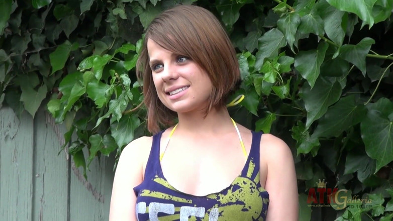 ATKIngdom Fans: Shelly Starr strips,poses, and pees during photo shoot