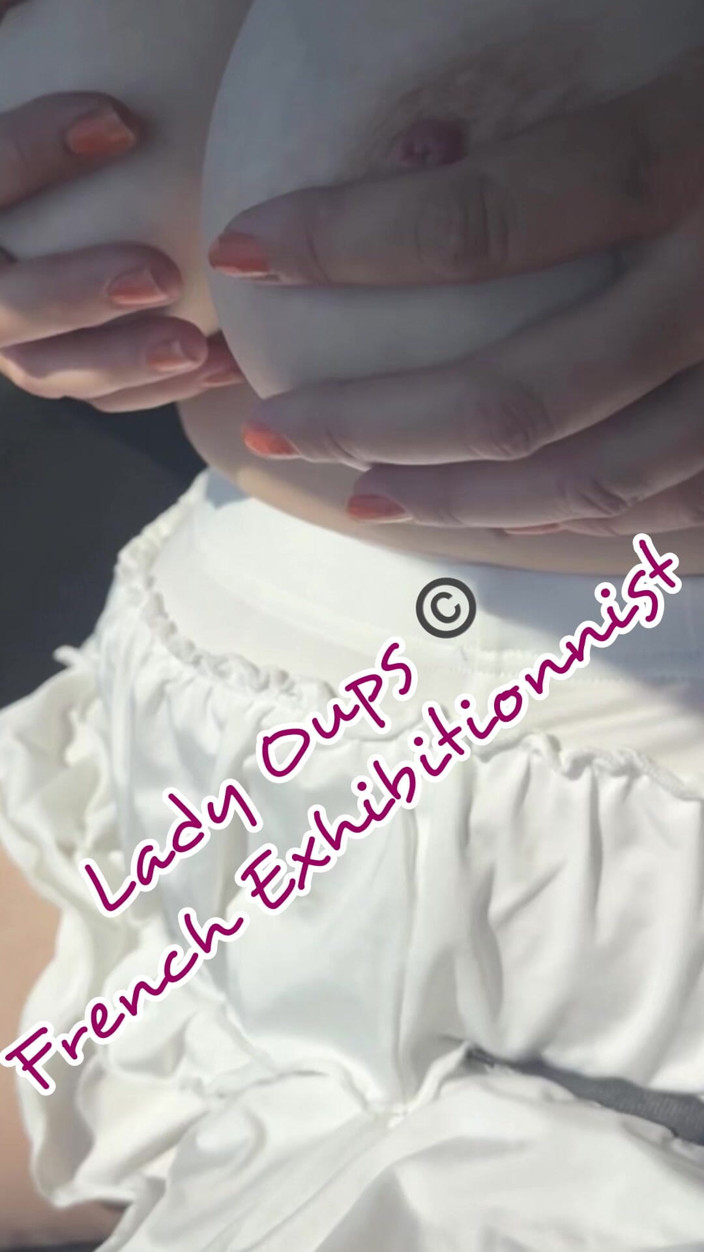 Lady Oups: Lady Oops Esibizionista Slut in Auto Microgonna E Tette Grandi