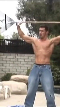 La cougar Teri Weigel utilise ses énormes seins pour séduire le jardinier