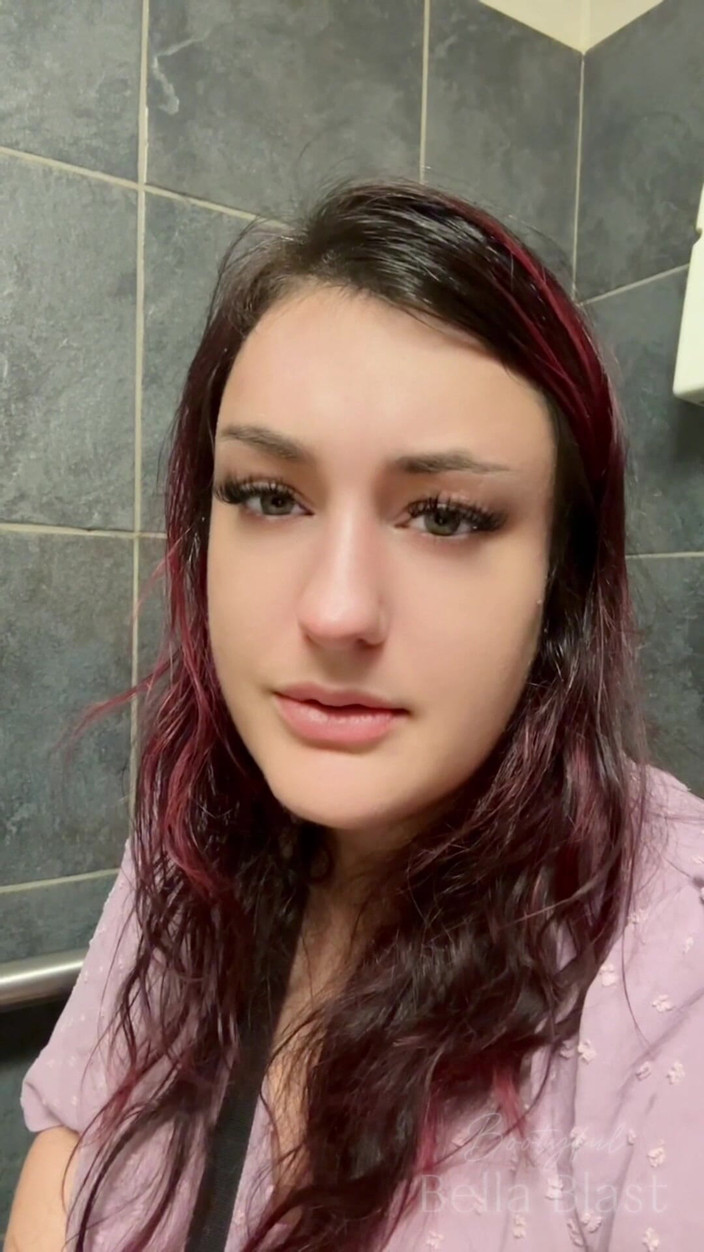 BellaBlast: Bella blast kentut di toilet kontak mata si cewek semok...